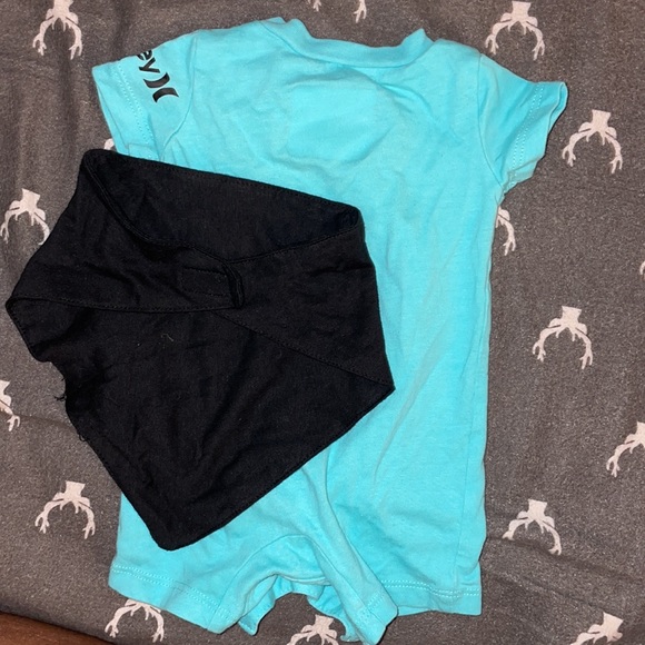 Hurleys Onesie & bib set - Picture 2 of 3